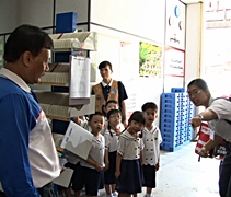 郵差叔叔以英文講解整個工作的流程，老師用心地翻譯成華語讓慈濟幼兒園的小朋友明白。【攝影者：莊鞳勛】
