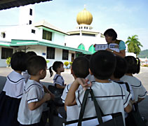 大喜班的孩子們在慈濟志工的帶領下，出外參觀各種建築物。【攝影者：孫慧心】