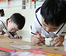 紀智承（右）和梁健宇（左）一臉認真地投入在建設學校的過程中。【攝影者：胡慧芬】