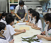 在朱施穎老師的引導下，小朋友們細心地制作餐點，准備給照顧戶帶來一個驚喜。【攝影者：胡慧芬】