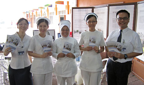 慈濟洗腎中心護士和同仁參與了北海峇甘再也中學所辦的 【大專升學及職業引導教育展】。【攝影者：莊鞳勛】