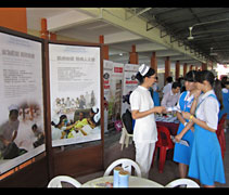 透過慈濟海報的展覽，讓學生們認識慈濟的醫療人文。【攝影者：莊鞳勛】