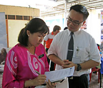北海峇甘再也中學的老師經過了解一番後，便填下表格加入慈濟志工行列。【攝影者：莊鞳勛】
