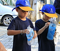 小朋友們學習把寶特瓶上的塑膠紙分類出來。【攝影者：胡慧芬】