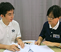 人醫會醫生羅仁勇（左）仔細地為慈濟志工提供醫療咨詢。【攝影者：胡慧芬】