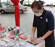 慈濟志工周雲嫦（慈喻）在現場示范如何運用香積飯，制作成色香味俱全的壽司。【攝影者：胡慧芬】
