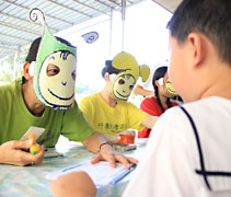 蔬果寶寶（左）替慈濟幼兒園小朋友的蔬果護照蓋章，準備登上蔬果星球。【攝影者：莊鞳勛】