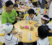 以靜思天然食品為材料的素食太空餐，讓孩子吃得美味，也吃得健康。【攝影者：莊鞳勛】