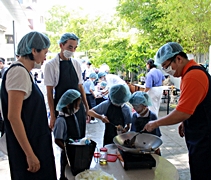 平時較少入廚房烹飪的爸爸們，今天也與孩子一起動手炒幾道素食小菜。【攝影者：莊鞳勛】