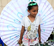 孤兒院小朋友巫瑪（Uma Mageswari）開心地穿上由回收物制作而成的孔雀服裝。【攝影者：胡慧芬】