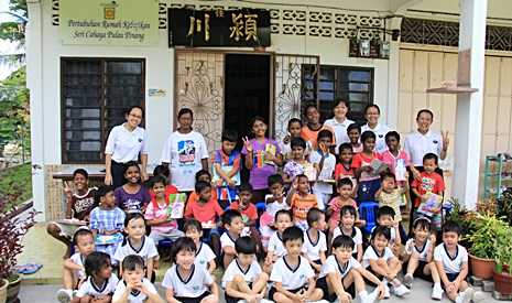 結束前，慈濟幼兒園的師生們和孤兒院的小朋友開心地一起拍照留影。【攝影者：胡慧芬】