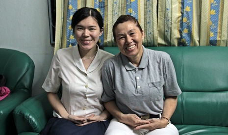 互相牽引，母女倆攜手共同行在菩薩道上，臉龐洋溢著幸福的笑容。【攝影者：高福利】