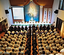 慈濟人腳步合齊，虔誠浴佛，祈求大小乾坤調和。【攝影者：陳俊輝】
