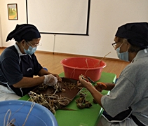 志工們檢查和修飾小朋友們綁好的粽子。【攝影：劉欣艷】
