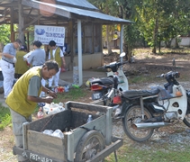 感恩戶艾威特恢復行動能力後，為協助慈濟做環保，特地改裝自己的摩托車以便載回收物。【攝影者：蔡振加】