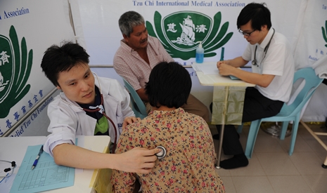 慈濟馬來西亞吉打分會的人醫會醫護人員，在為柏魯村村民聽診及問診。【攝影者：張嘉陞】