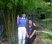 在慈青時期，黃麗環（左）與媽媽在靜思堂的合照。【提供照片：黃麗環】