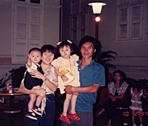 從小，楊麗銀（前右二）是父母的掌上明珠，父母給予的一切被視為理所當然。【楊麗銀提供照片】
