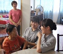 楊麗銀（右一）帶動媽媽楊桂玉（右二）一起做家訪。【攝影者：胡慧芬】