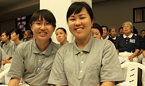 楊麗銀（左）和媽媽楊桂玉（右）互相扶持與勉勵，一起行在菩薩道上。【攝影者：胡慧芬】