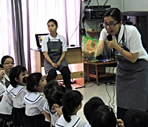 李靜薇老師展示手中素肉松，讓孩子們了解哪些食物是素食者能享用的。【攝影者：胡慧芬】