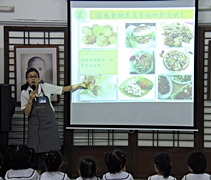 李靜薇老師教導孩子們如何辨別素食和葷食。【攝影者：胡慧芬】