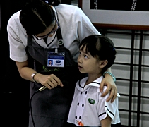 五歲班的楊思渝小朋友（右）跟大家分享在蔬果護照活動期間的吃素心得。左一為李靜薇老師。【攝影者：胡慧芬】
