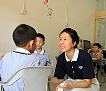 老師王慈惟（右）引領孩子把心中想對媽媽懺悔的話說出來。【攝影者：莊鞳勛】
