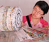 回收的雜志紙，竟然可以做成精美的籃子，讓老師們愛不釋手。【攝影者：胡慧芬】
