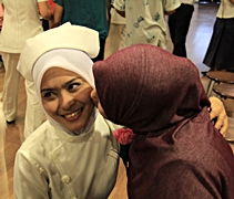 馬來護士西蒂（Siti）（左）攜帶媽媽諾蔓（Normah）（右）出席護士感恩茶會。【攝影者：莊鞳勛】