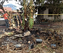 火苗從香蕉樹旁焚燒的垃圾而起。刮風時，火苗順勢觸及屋前汽車，車子的爆炸引致屋內起火。【攝影者：陳燕婷】