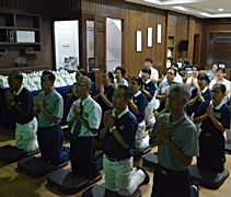 6月2日是農曆廿四日，志工清晨五點半雲集聯絡處，以虔誠恭敬的心禮拜《法華經序》，也為聯絡處即將啟用獻上最深的祝福。【攝影者：林秀蓮】