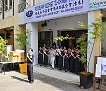 啟用禮前李毓才（濟才）師兄帶領大家祈禱，匯聚大家對共修處虔誠的祝福。【攝影：陳逸寁】