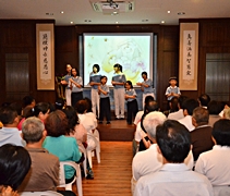 慈幼和慈少一齊呈現〈幸福的臉〉，大德們被活潑可愛的手語表演深深吸引。【攝影：黎志明】