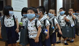 新山慈濟幼兒園的老師們除了派發口罩，也叮嚀小朋友要多喝水照顧好自己的身體。【攝影者：陳志財】