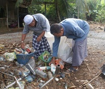 以前居民處理塑膠垃圾，不是掩埋就是焚燒，如今大家都把瓶瓶罐罐留給沙烈做回收。【攝影者：黃誠恕】