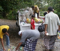 村民同心協力把整理好的回收物，一袋一袋搬上卡車。【攝影者：黃誠恕】