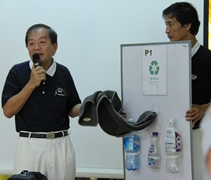 慈濟志工何伯源（濟延）告訴村民，其實廢棄的寶特瓶是能被回收循環，生產環保的再生織品。【攝影者：顏如艷】