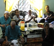 村民一同學習馬來文版〈一家人〉（Kita Satu Keluarga）的手語。【攝影者：顏如艷】
