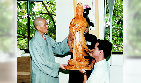 郭濟航師兄從證嚴上人手中接過一尊觀世音菩薩像，象征法脈的傳承。 【圖片提供：佛教慈濟基金會馬來西亞分會】