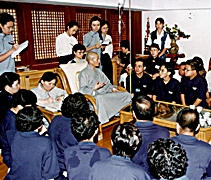 1993年5月間，馬來西亞十八位志工拜會證嚴上人，於台中分會聆聽上人開示。【圖片提供：佛教慈濟基金會馬來西亞分會】