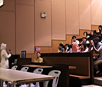 KDU大專學院商業研究的大專生專心聆聽馬來裔護士諾愛妲的分享。【攝影者：莊鞳勛】
