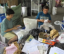 帶著一份感恩回饋的心，陶愛蓮（左一）開始跟著慈濟志工定時到環保站做環保。【攝影者：胡慧芬】
