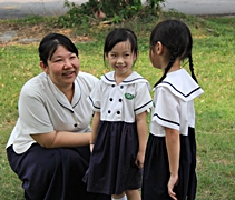 點心時間，倪芳婷（左）與孩子玩起來。【攝影者：莊鞳勛】