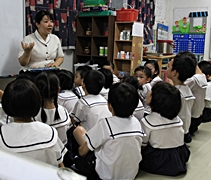 上課時間，倪芳婷用心地灌輸知識給慈濟幼兒園的學生。【攝影者：莊鞳勛】