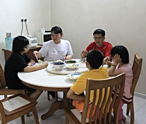 倪芳婷（左二）回到家裡的角色是為人妻和母親，用心烹飪晚餐給家人吃。【攝影者：莊鞳勛】