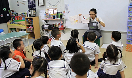 陳麗華老師為小朋友講解繪本故事時，總是表情十足，讓小朋友聽得入神。【攝影者：胡慧芬】