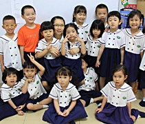 陳麗華老師開心地與大喜班的孩子們合照。【攝影者：胡慧芬】