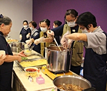 當地志工用心地準備了道地的美食和點心，款待遠道而來的家人。【攝影者：符詩健】