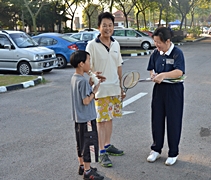 鄧慧敏（慈渥）師姊一早來到Mutiara Rini公園，向晨運的大德宣導吉祥月，並邀約大德出席吉祥月祈福會。【攝影者：陳志財】